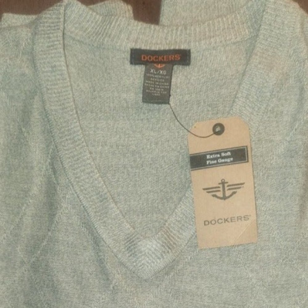 Dockers stylish Acrylic sweater in size XL NWT